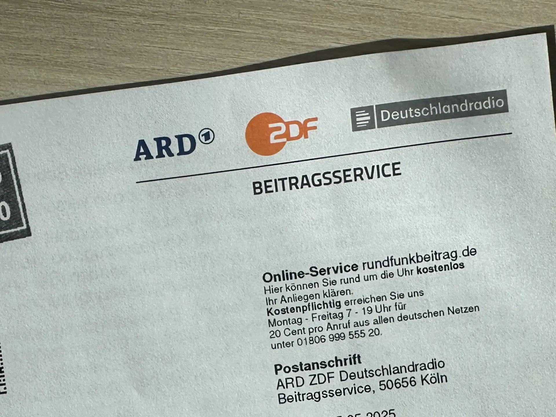 Brief des Beitragsservice von ARD, ZDF und Deutschlandradio mit Online-Service-Hinweis und Kölner Postanschrift.