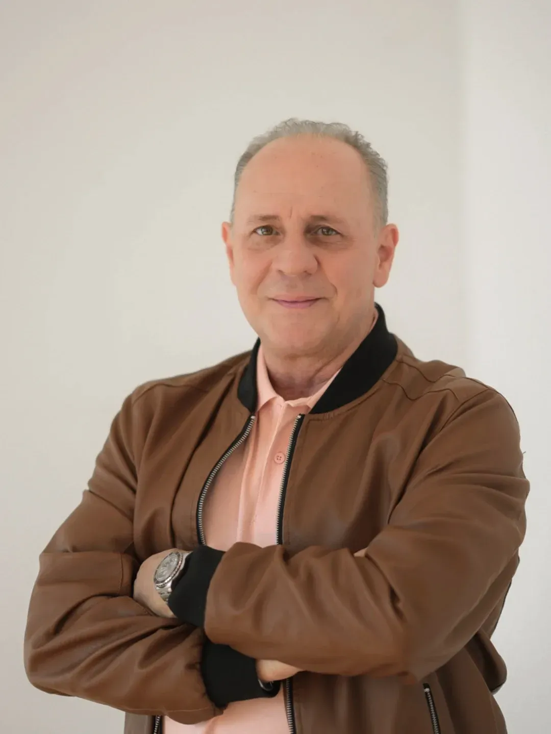 Porträt von Francesco Marino in brauner Blousonjacke.