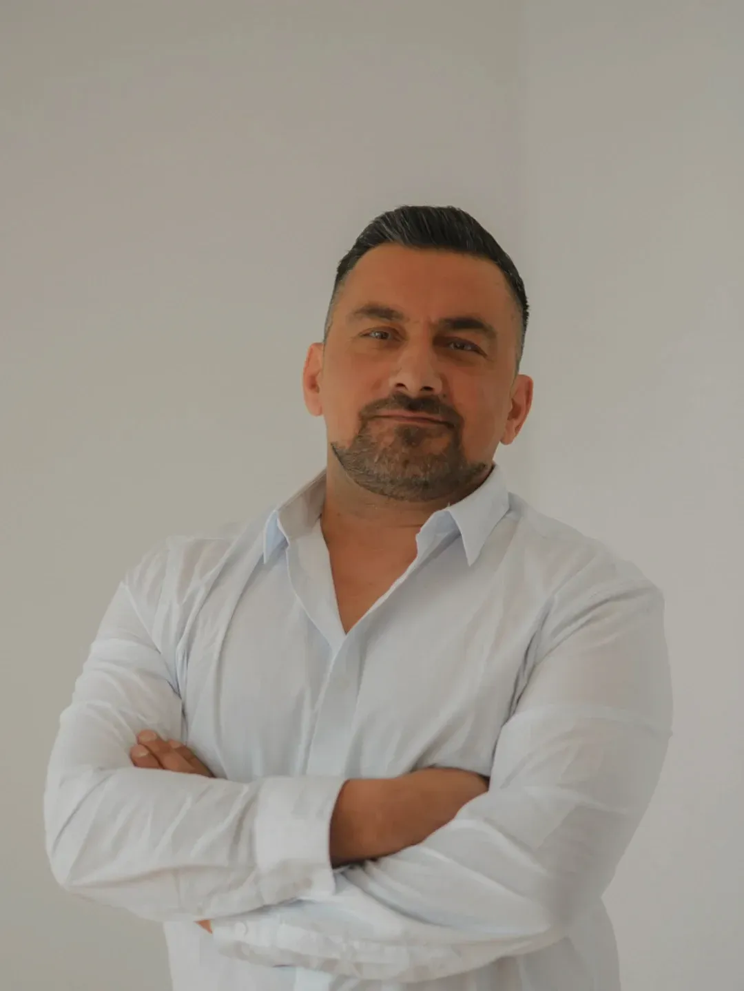Porträt von Serkan Gedik im hellblauen Hemd.